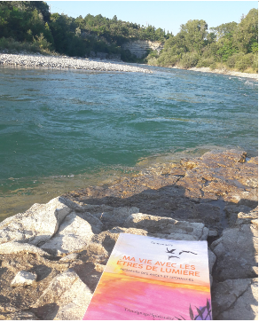 Le livre au bord de l eau